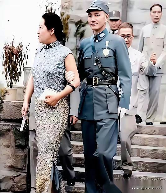 从意气风发，到垂垂老矣，再到走向人生的终点站，几张照片就定格在那里，这就是一生的