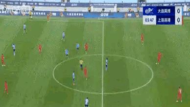 上海海港主帅穆斯卡特真是激动的要命！客场对阵大连英博，开场才4分钟，外援加布里埃