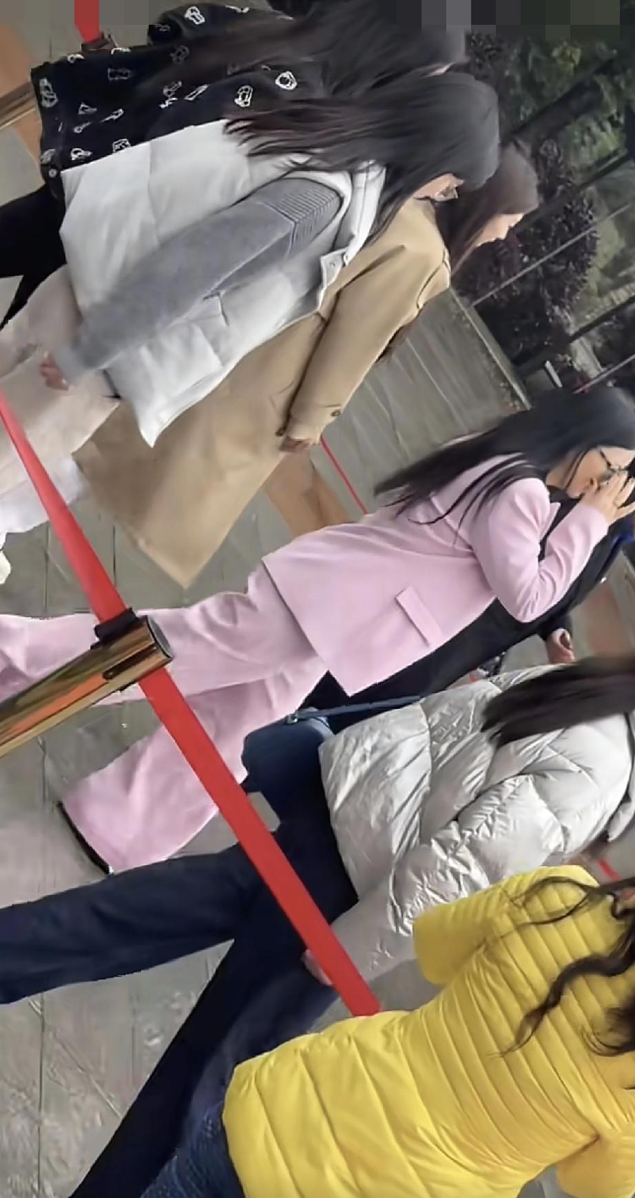 李湘露面了，怎么瘦成这样，感觉快有腹肌了!3月29日，李湘与王诗龄一起现身湖