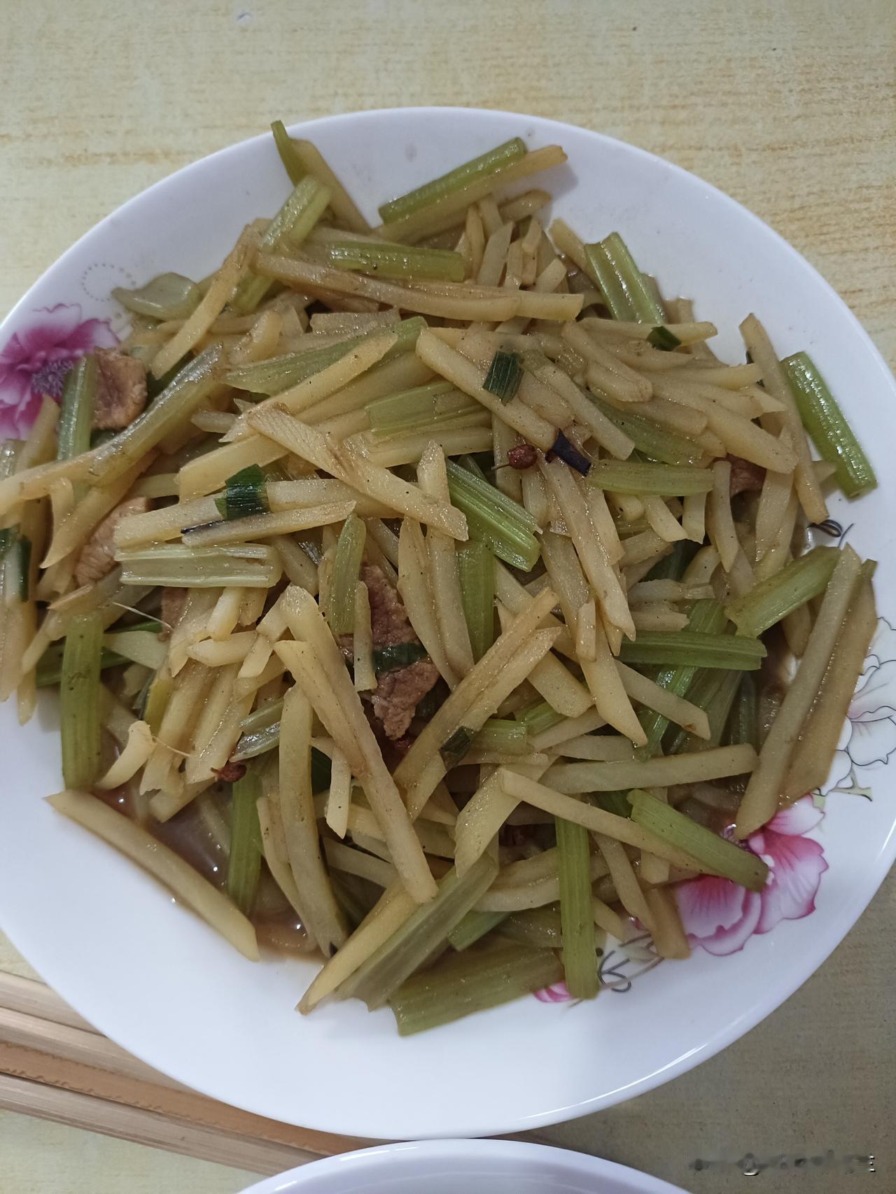 今天中午我家4个菜，芹菜炒土豆，西红柿炒鸡蛋，凉拌芦笋，红烧肉。早上起来就下