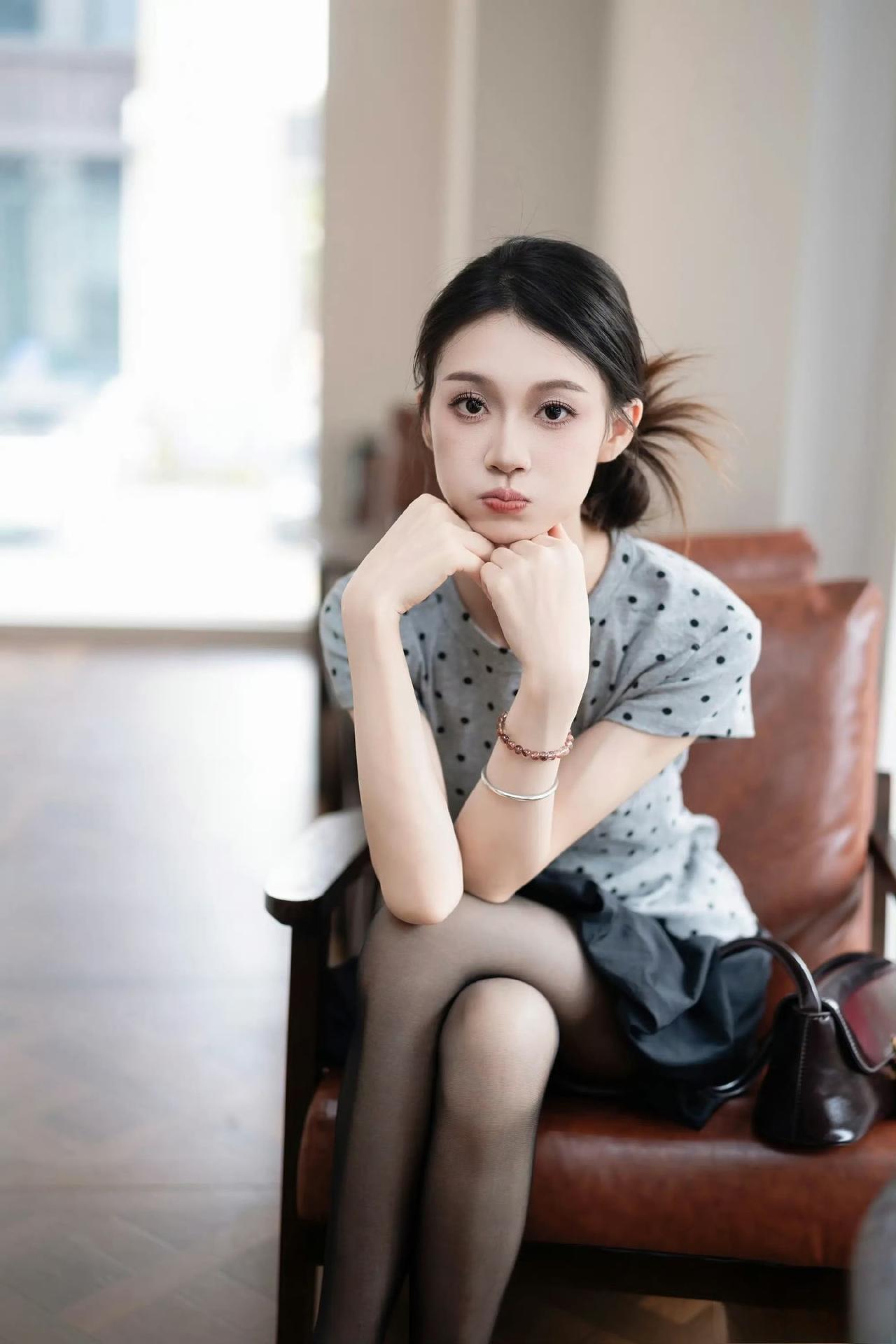 这套是“复古甜美风”穿搭，波点元素+简约配色自带温柔氛围：-上衣选了灰底