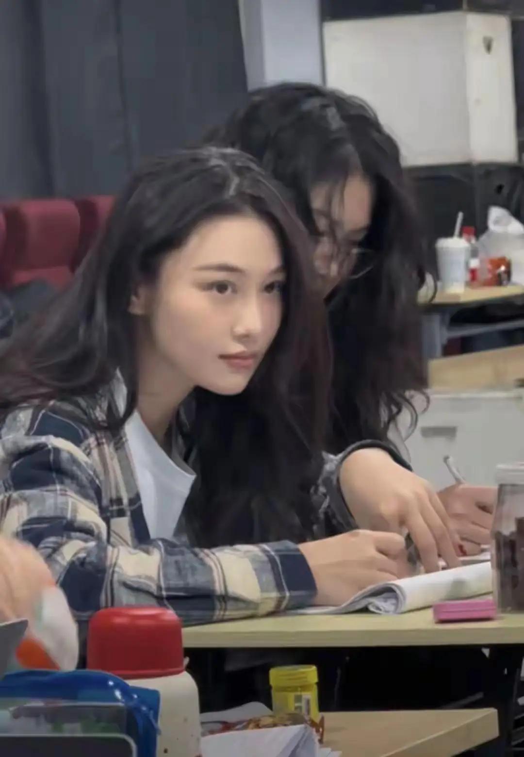 当年全网黑的张馨予，结婚7年后竟变成这样！最近她晒出上课视频，素颜披发假装记笔记