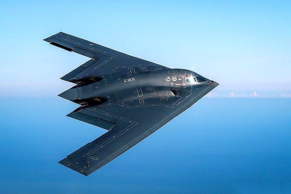 七架B-2轰炸机，从美国本土起飞，直扑伊朗。这是它们最拿手的“隐身突袭”。但这