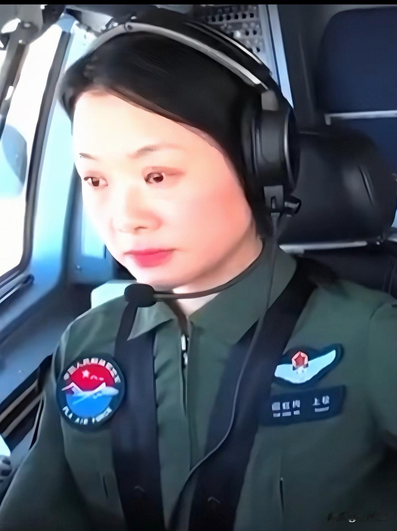 运油-20A女机长谭红梅，在今天上午的抗战胜利80周年纪念大会上，无疑成为全场焦