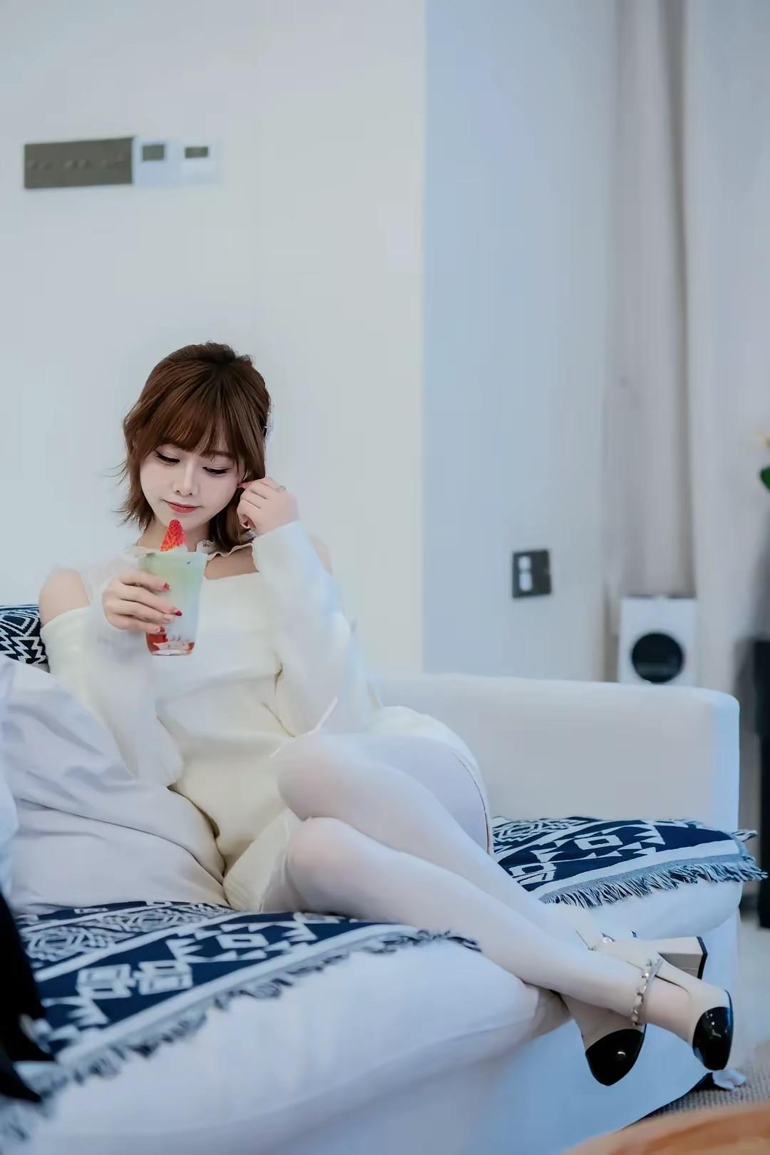 悠闲下午茶时光，清新饮品与优雅穿搭