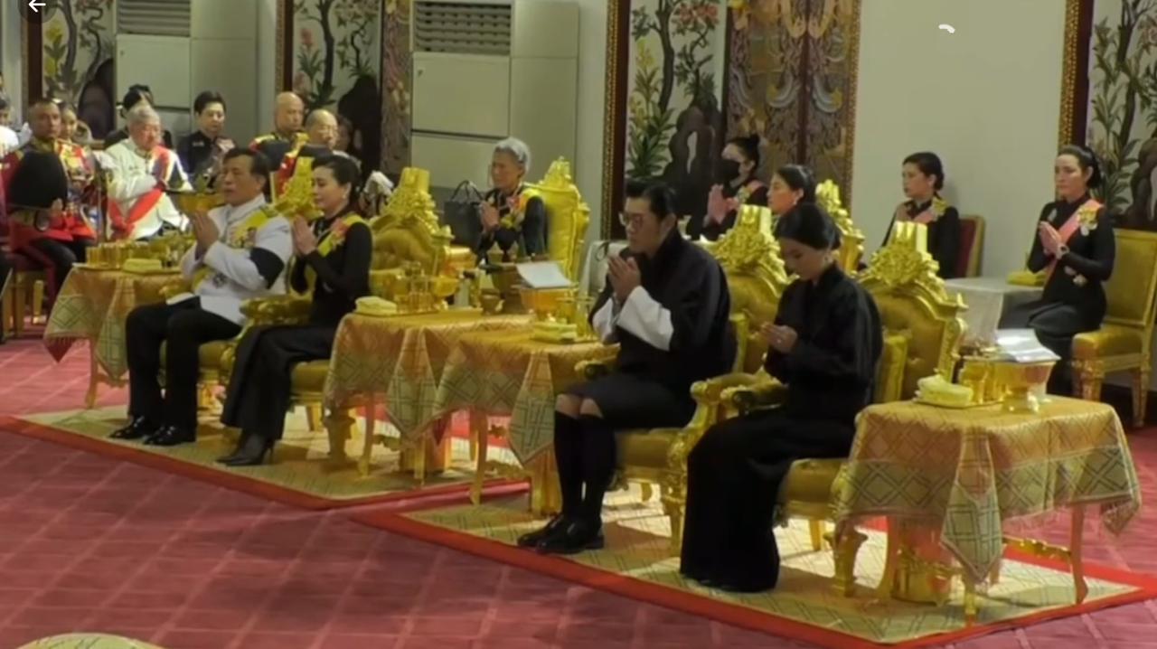诗妮娜贵妃换了个发型出席帕公主头七仪式，掀起刘海的发型尽显女强人气场！6月1