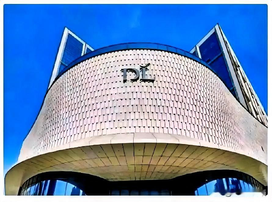 结账的时候，确实被胖东来的收银员整不会了。59买件羽绒服，人家追着嘱咐：“哥，降