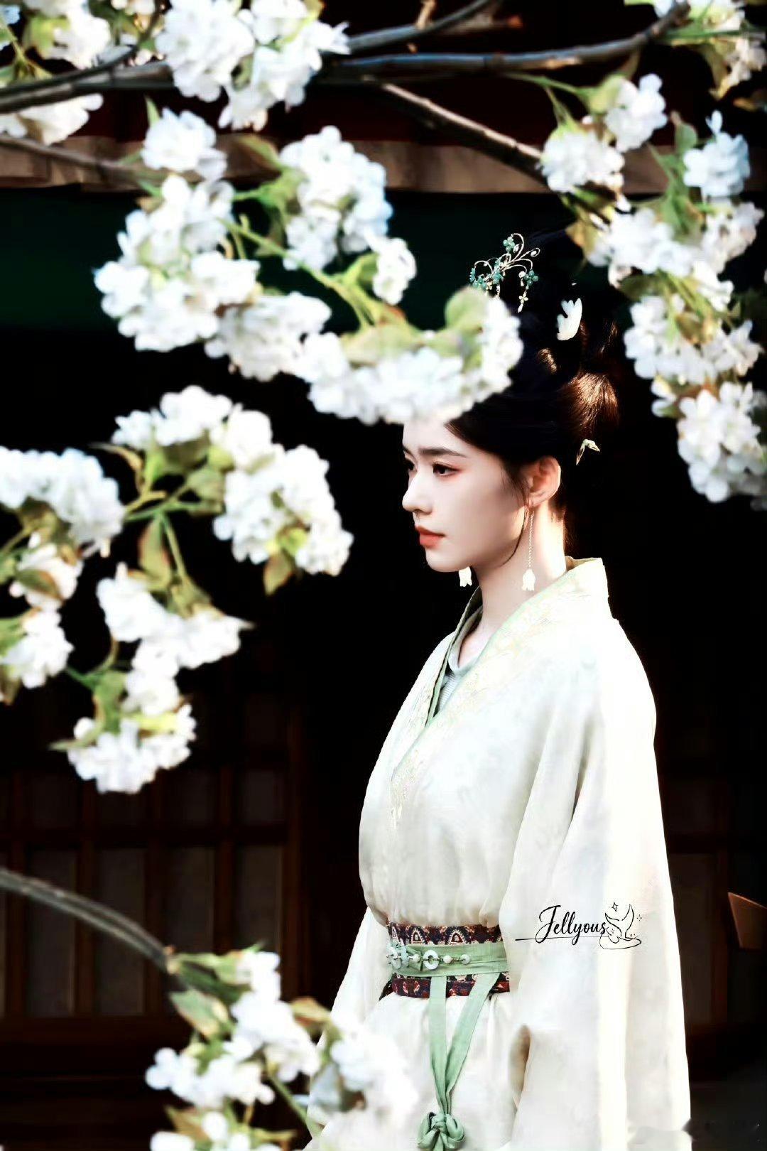 林允速效救心丸每一帧路透都想疯狂存图，氛围感封神的程度，求求归鸾速速播出，