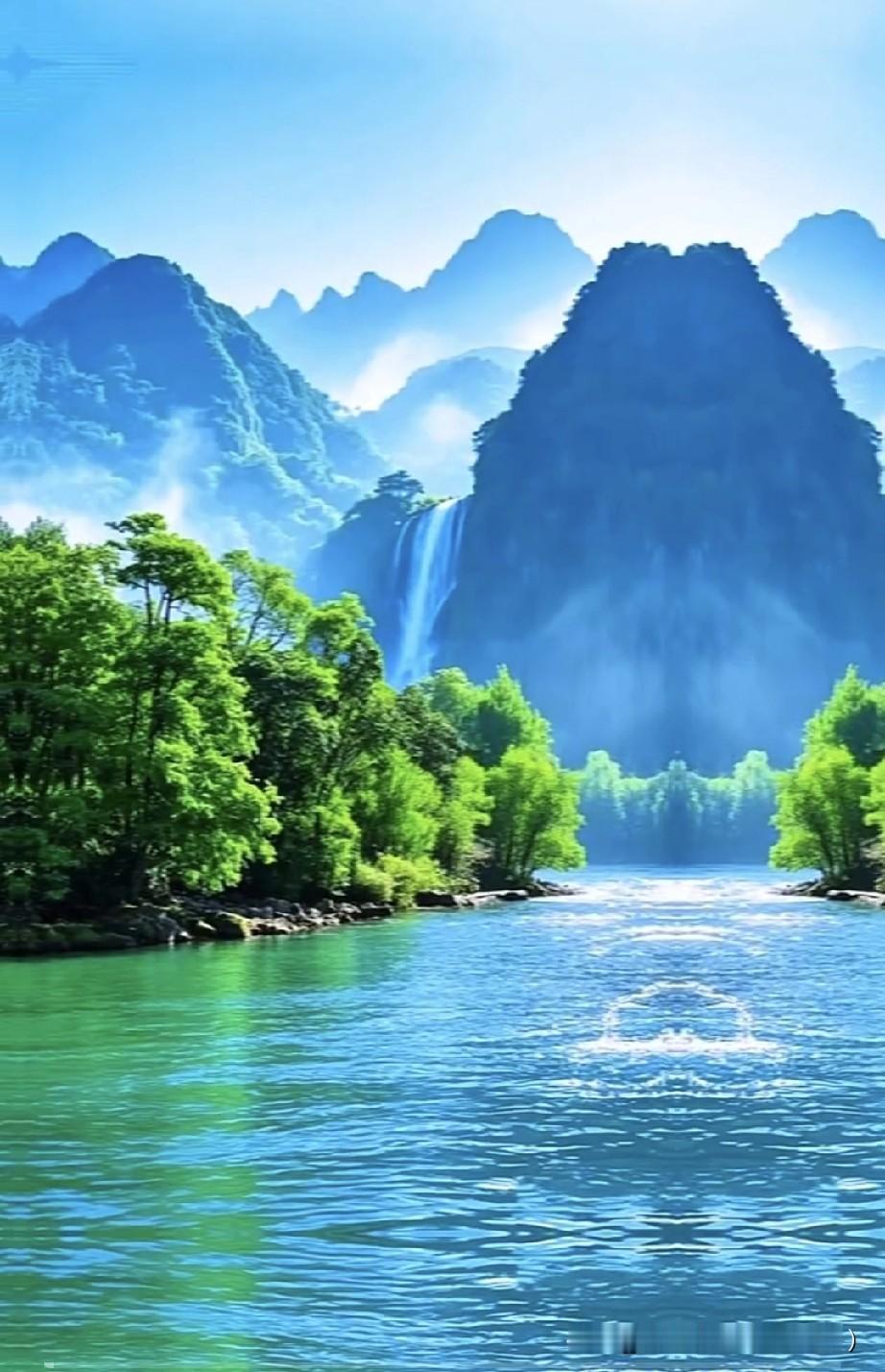 上联：千层高山千层雾，下联：万倾碧波万倾风