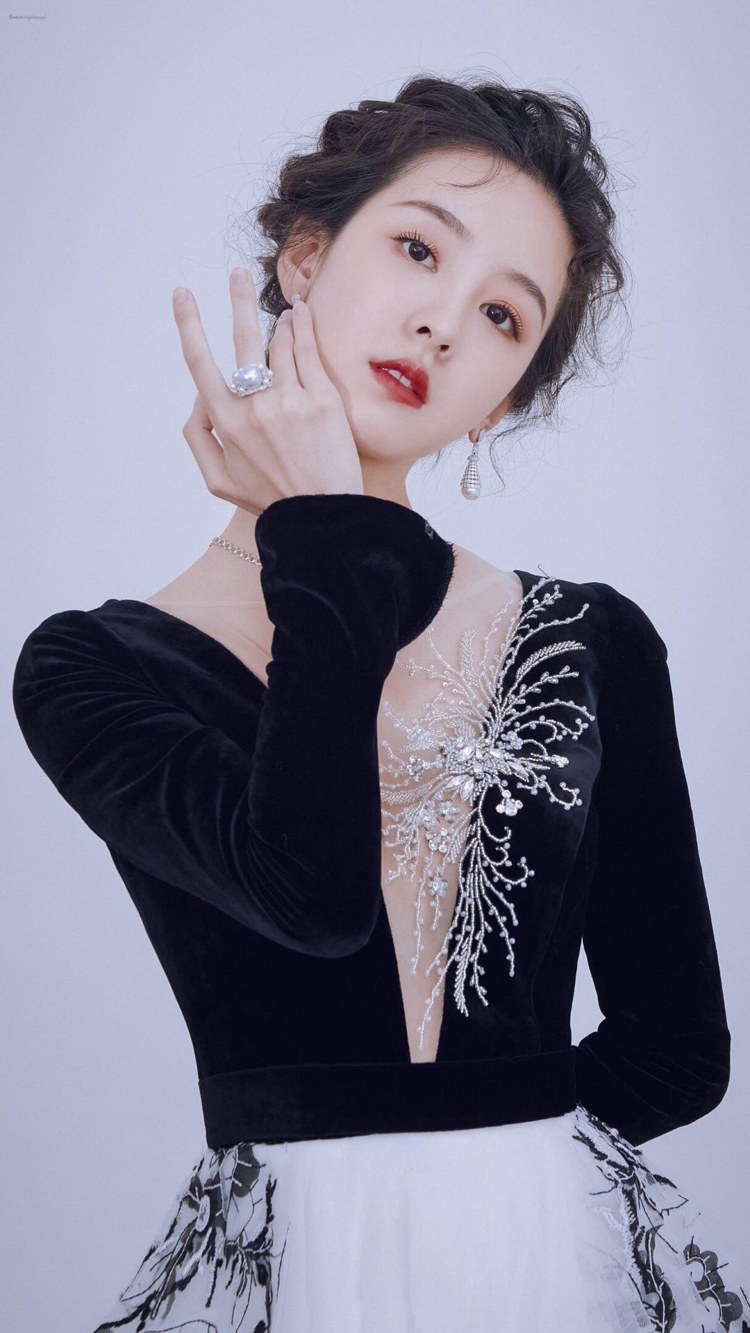 清冷智慧有灵性的明星不多，都灵算是给娱乐圈提高了一个层级。陈都灵气质美女