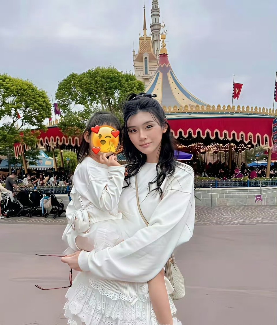 奚梦瑶好会拍照，晒闺女时，侧脸照大方放，正脸打上码，想晒又不全晒