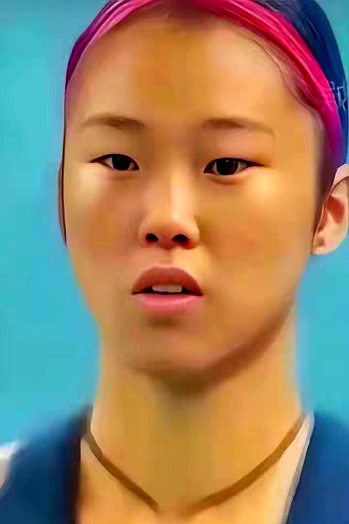 最近吴艳妮火出圈，却被不少人吐槽“不像来跑步的”——更像走秀、拍大片，那股“老娘