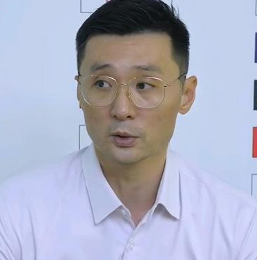 新疆男篮主教练刘炜官宣下课。据新疆男篮官方消息，主教练刘炜因身体原因不再担任球队