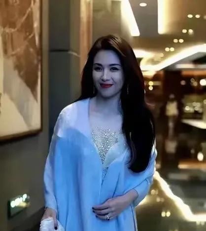 刘涛身上的“人妻感”越来越强了，她一看就是贤妻良母的模样