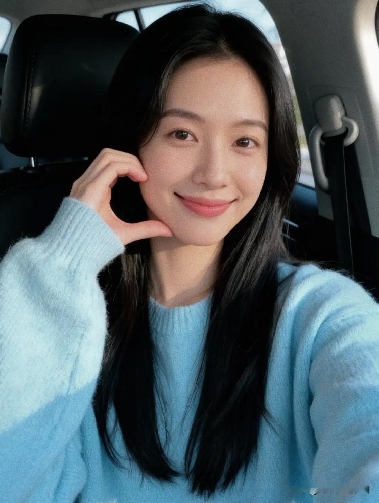 今天刷抖音，刷到了4年前分手的前任，看到他结婚了，忍不住好奇私信和他聊了一会儿。