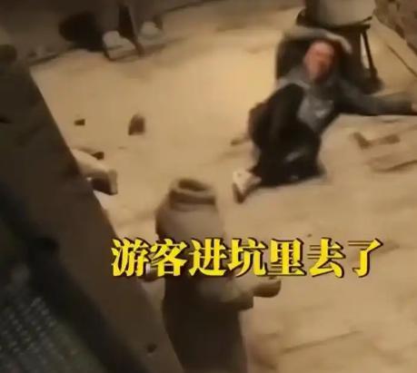 有人跳进了秦始皇陵，推倒了2座兵马俑！5月30日下午6时，陕西秦始皇兵马俑博物