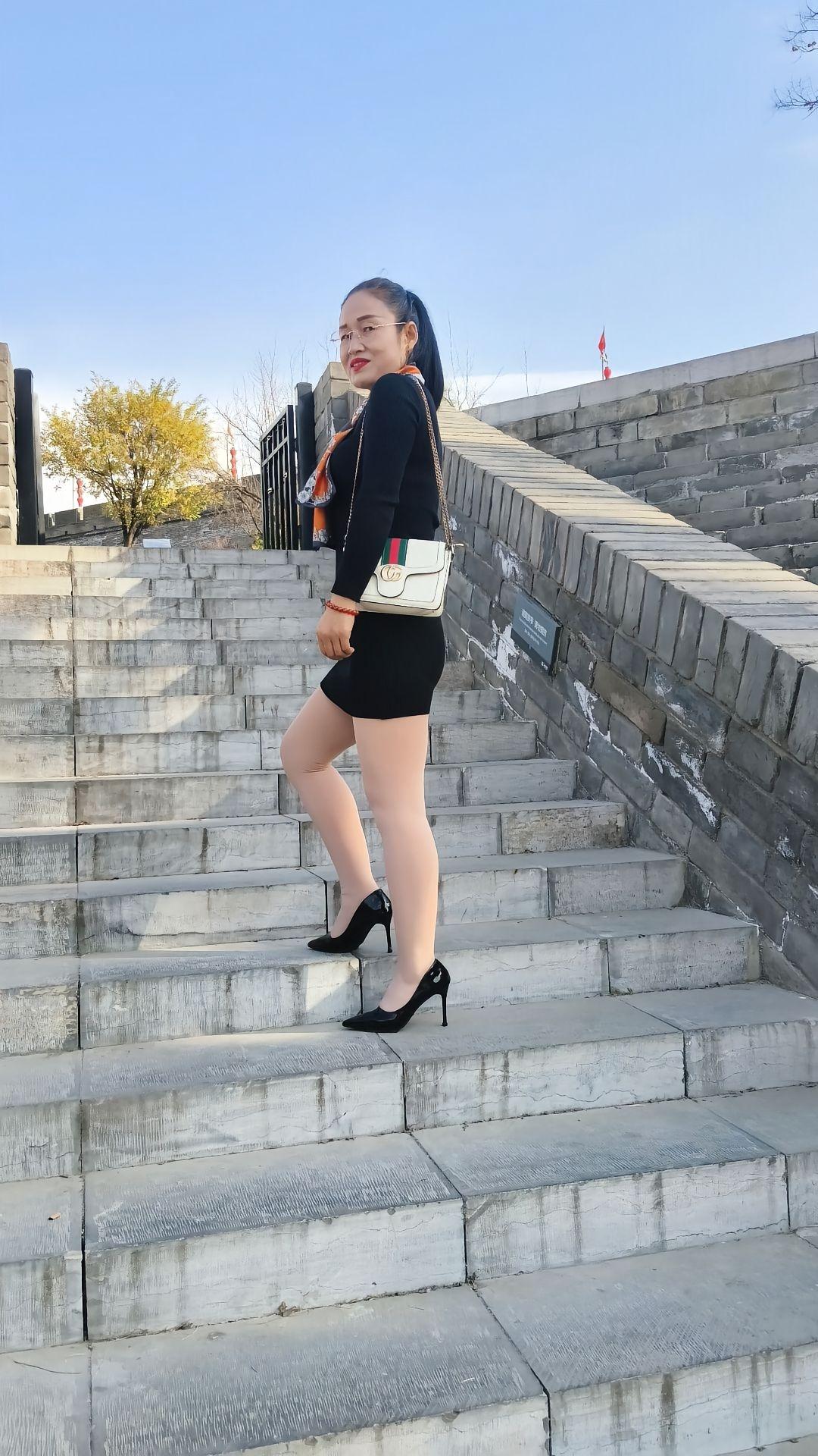 走过了为情所困的年纪，却又踏上为钱卖命的路途，时间让我上了年纪，却没有让我成为一