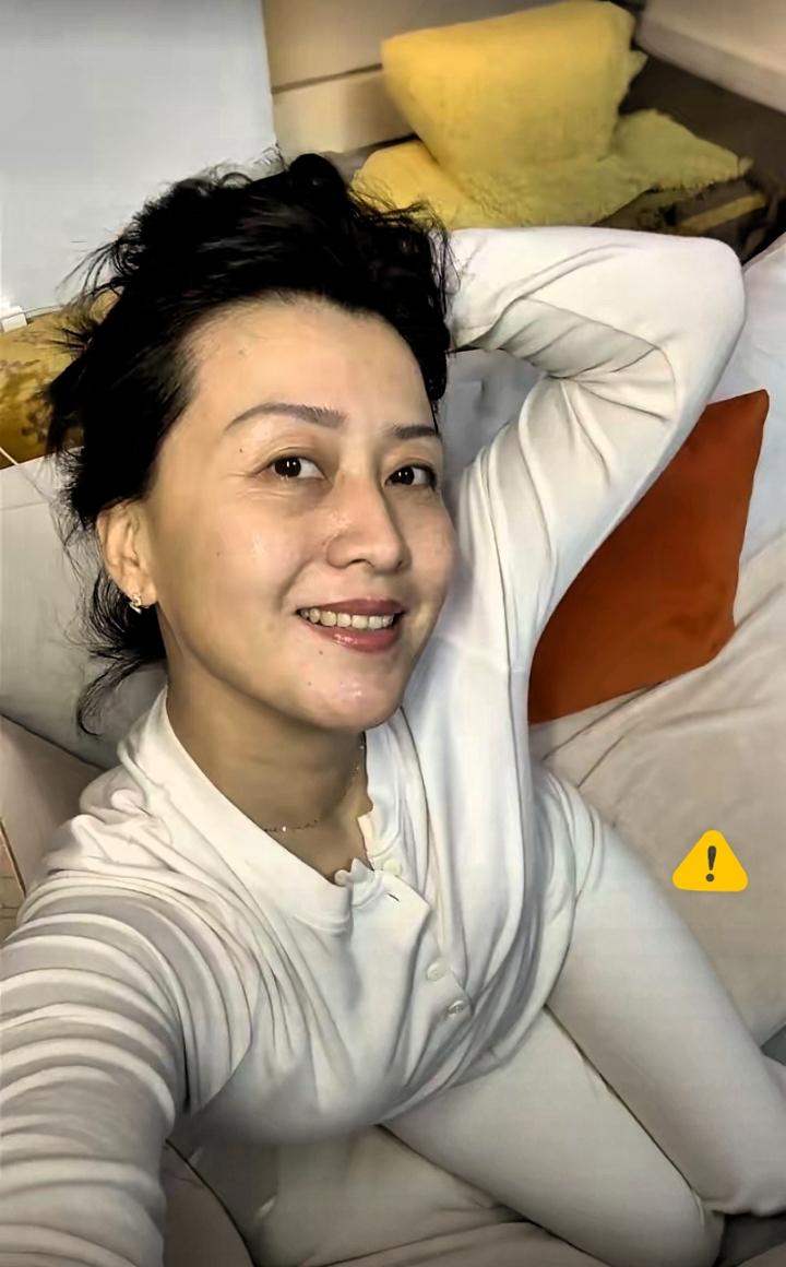 男人过了五十还往你身边腻歪，是捡到宝了。我老公今年五十六，晚上一关灯就爱往我这边
