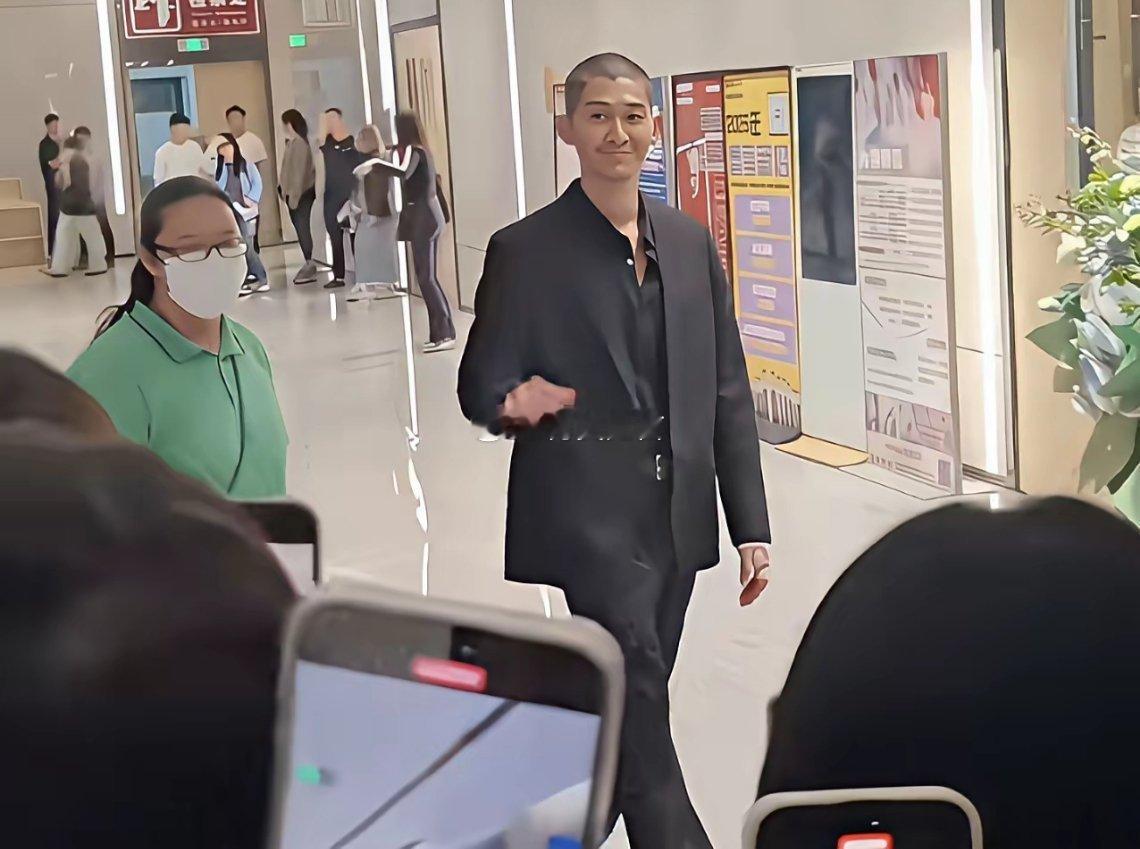 明星这是真实存在的么？曾经好歹是男神级别的颜值。