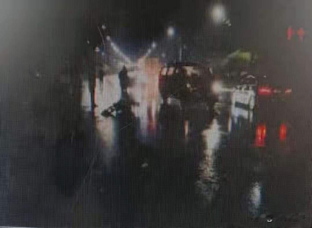 河南开封，60多男子晚上冒雨骑车去买馒头，一直没回来，儿子急的四处寻找，途中接到