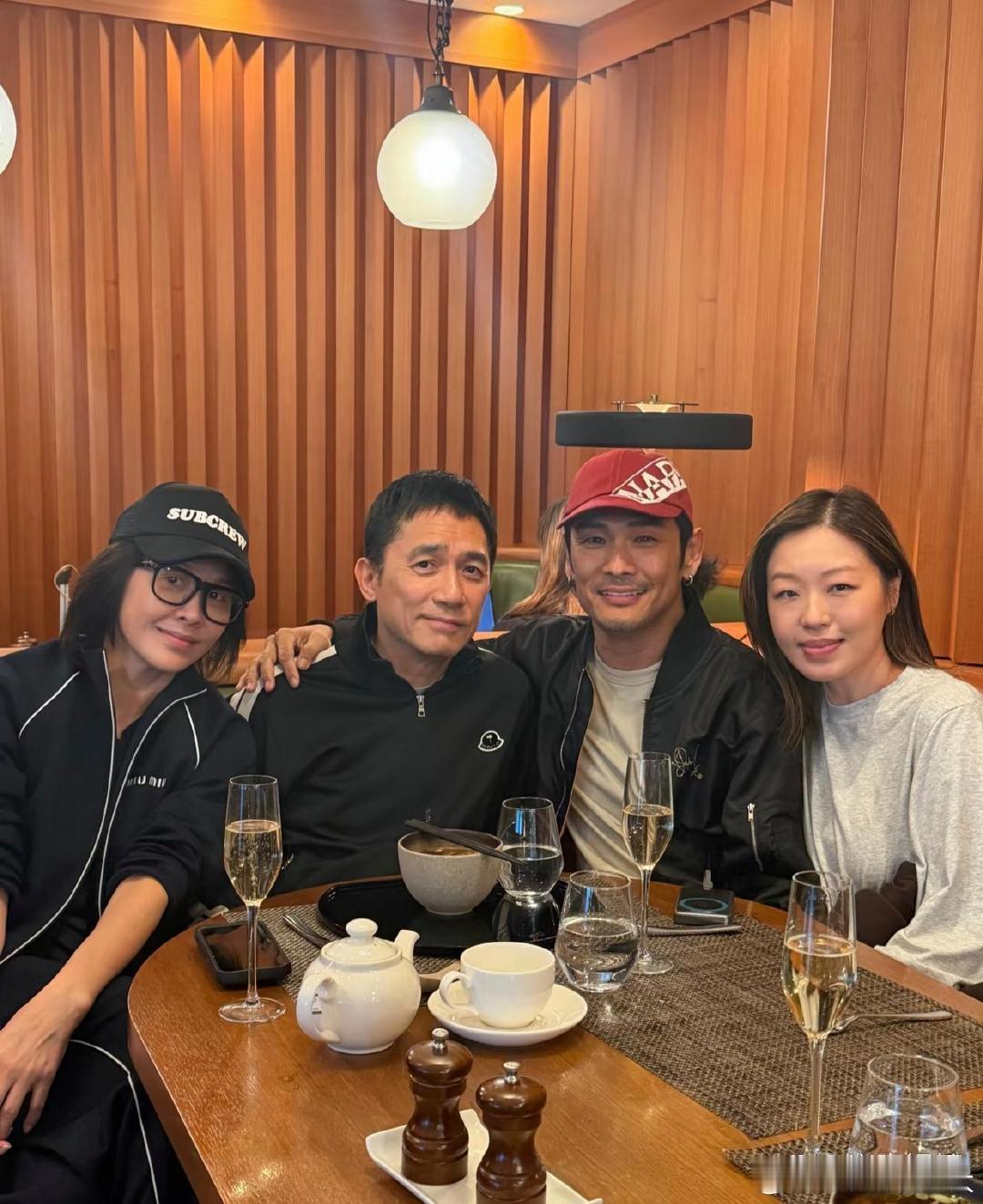 梁朝伟刘嘉玲夫妇和杜德伟在香港聚餐，杜德伟的状态真好，他今年64岁了，比梁朝伟大了一岁，但外表看起来