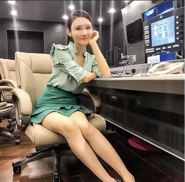 龙洋的这张舞台后面的照片真的好看，鹅蛋脸，五官端庄，小脸大眼睛，肤白凝脂，看起来