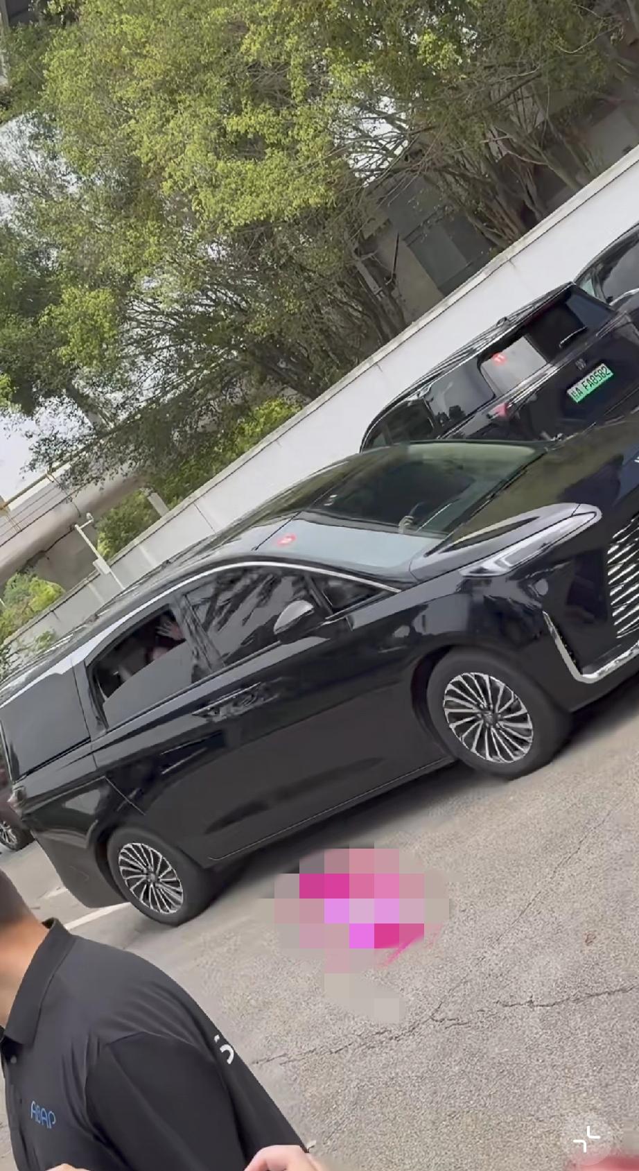 4月20日，周杰伦跟昆凌一起坐专车到达南宁机场准备离开，二人刻意摇下车窗与粉丝挥