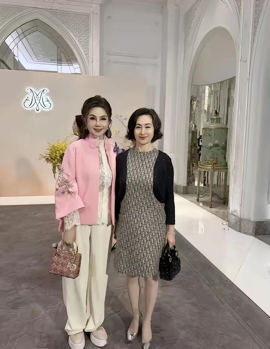 何超琼真的没有乱穿鞋的时刻，参加奚梦瑶何猷君的婚礼，鞋子都是那种银色的小高跟，特别有气质，也让大家觉