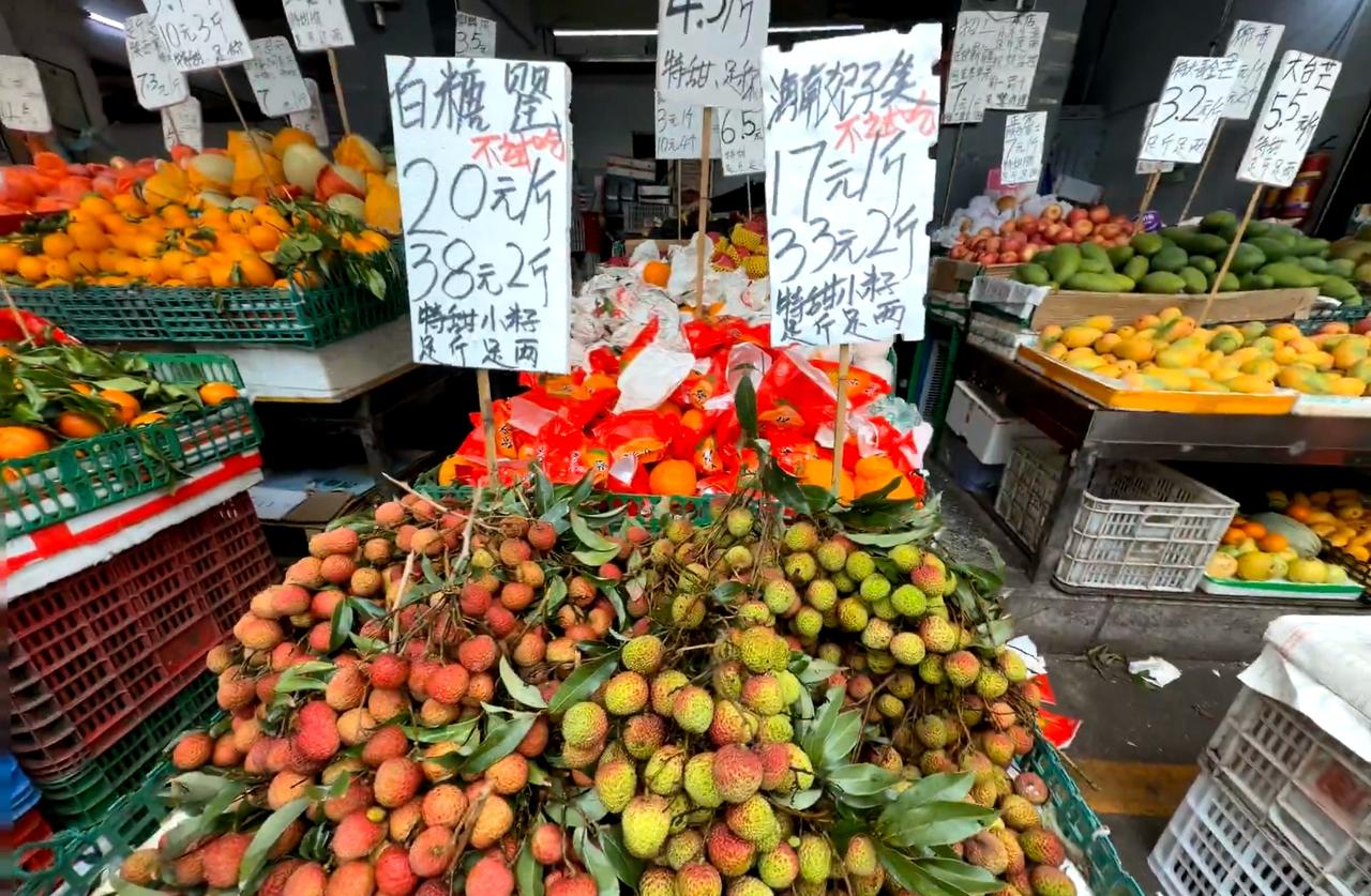 5月6日，坐标深圳，榴莲和荔枝几乎同价闻所未闻见到的情景：榴莲居然和荔枝价格
