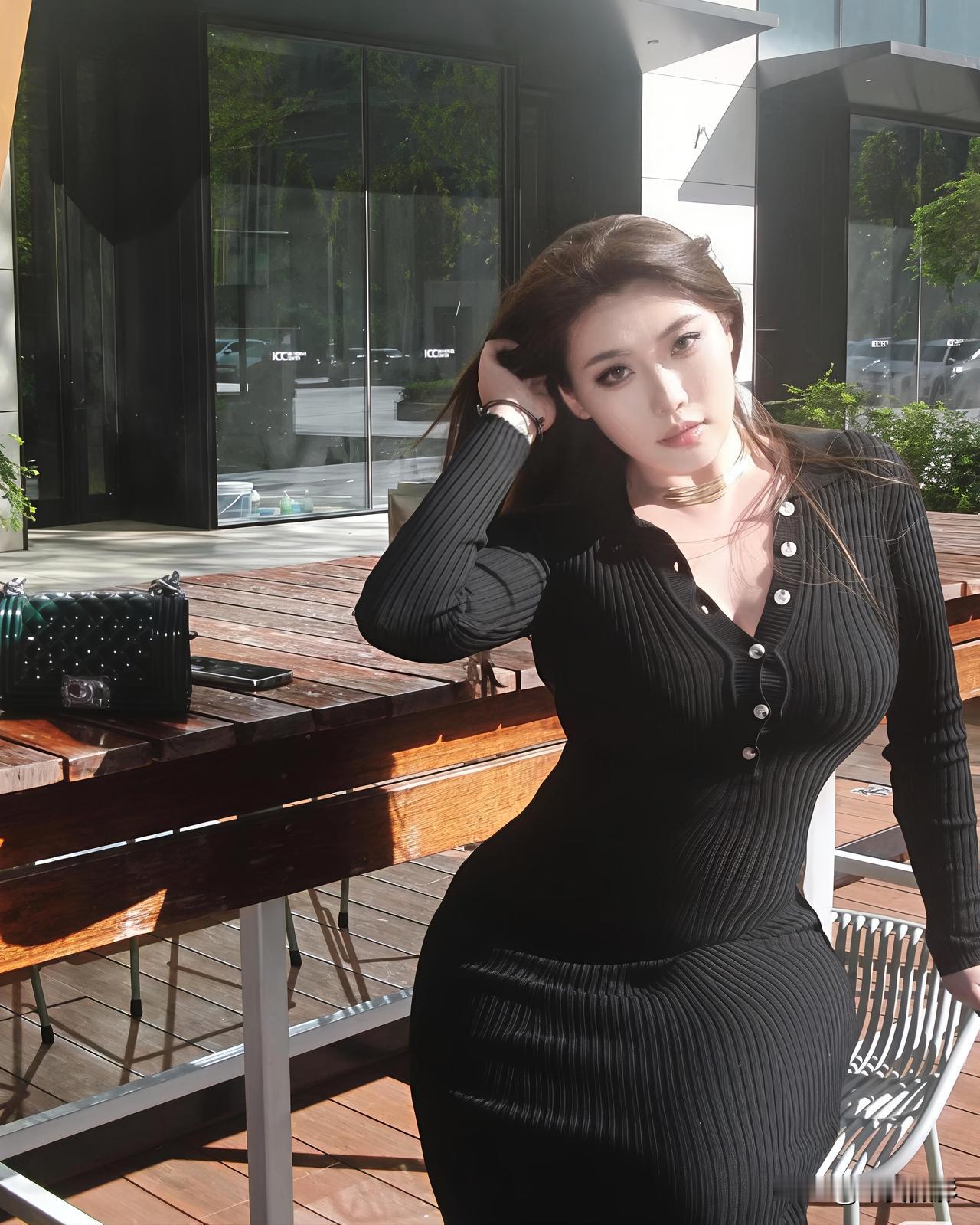 户外随拍大美女[祈祷]阳光把今天的松弛感，都晒成了可以触碰的温度。