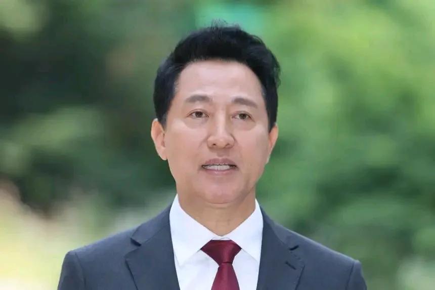 刚成功连任首尔市长的吴世勋又摊上事了，恐职位不保。韩国特检组起诉吴世勋，违反选