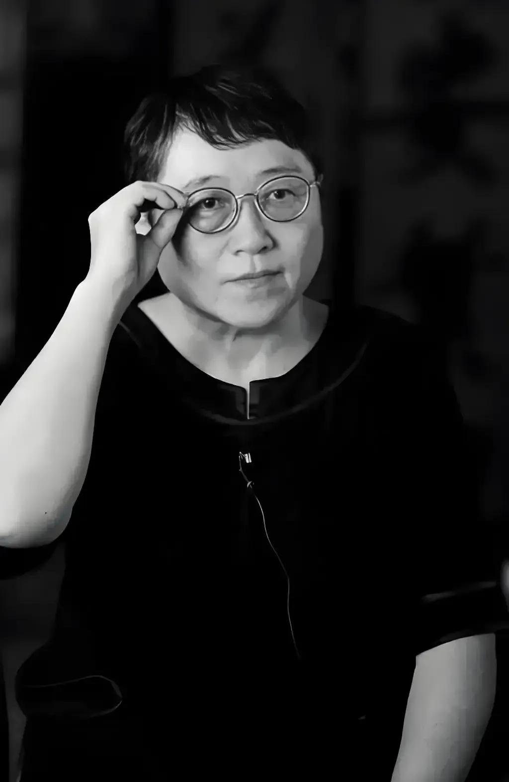 李银河说60岁别再攒钱了，该花就花。我刷到这条热搜时，爸妈正围着小本子算退休金