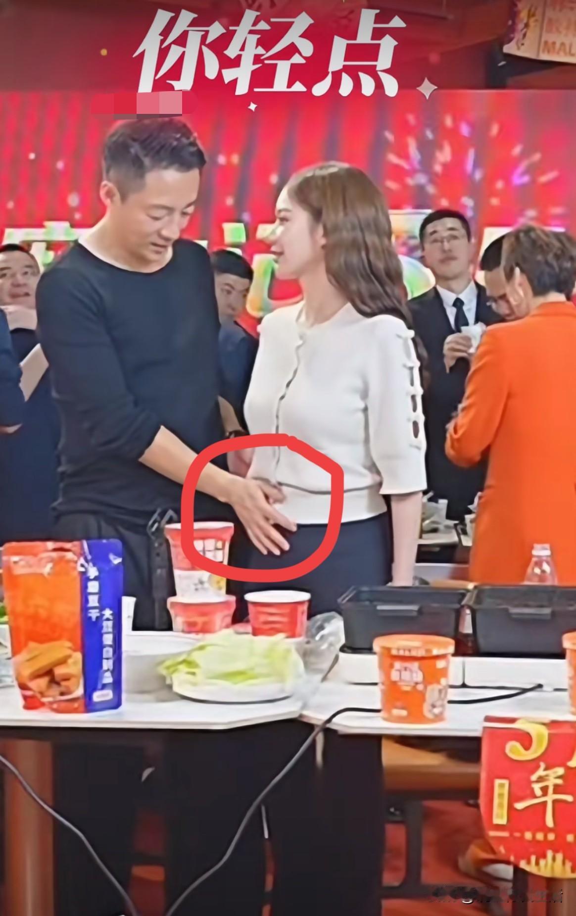 “他踢我了！”“那让我摸一下”瞧，好温馨的画面：马筱梅挺着大孕肚坚持工作，汪