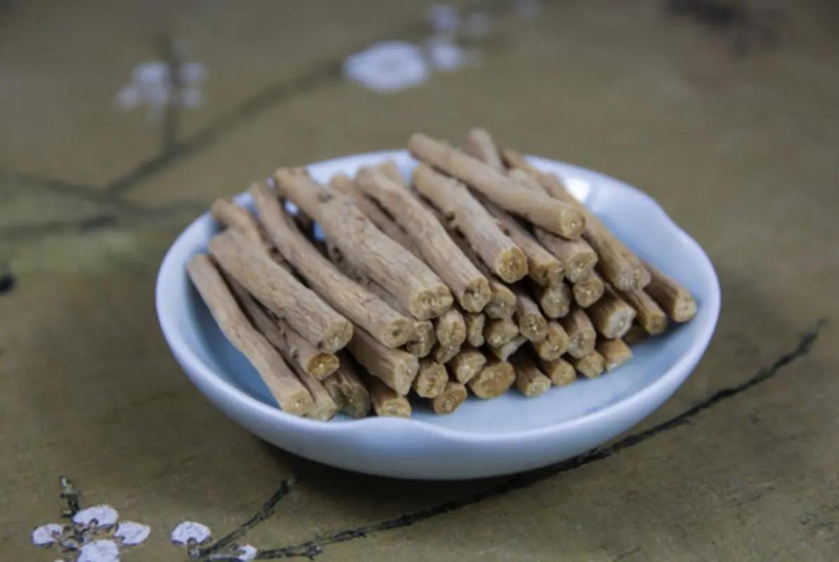 再讲讲牛膝的妙用牛膝有川怀之分，一般体虚者多用怀牛膝补益，体实者多用川牛膝通