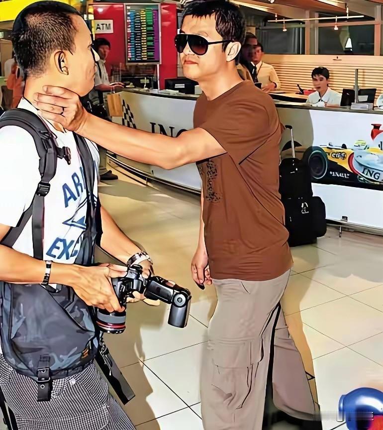 王菲证明了，周迅当年说的是对的，李亚鹏值得被爱。王菲当年说过，跟着李亚鹏觉得