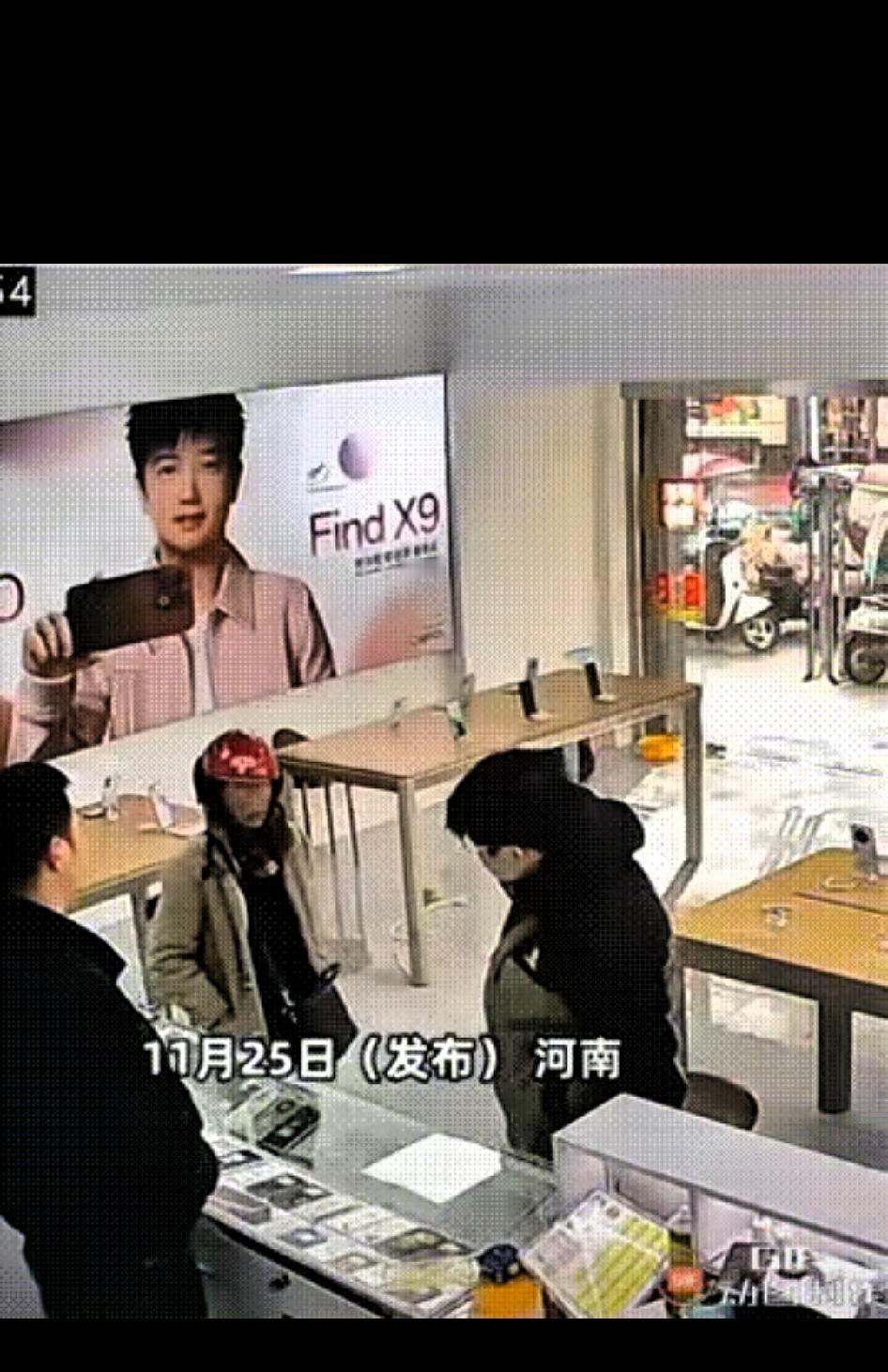 男孩嫌自己手机慢要换个新的，妈妈说现在的手机用着有点卡。妈妈站在旁边，语气挺平和