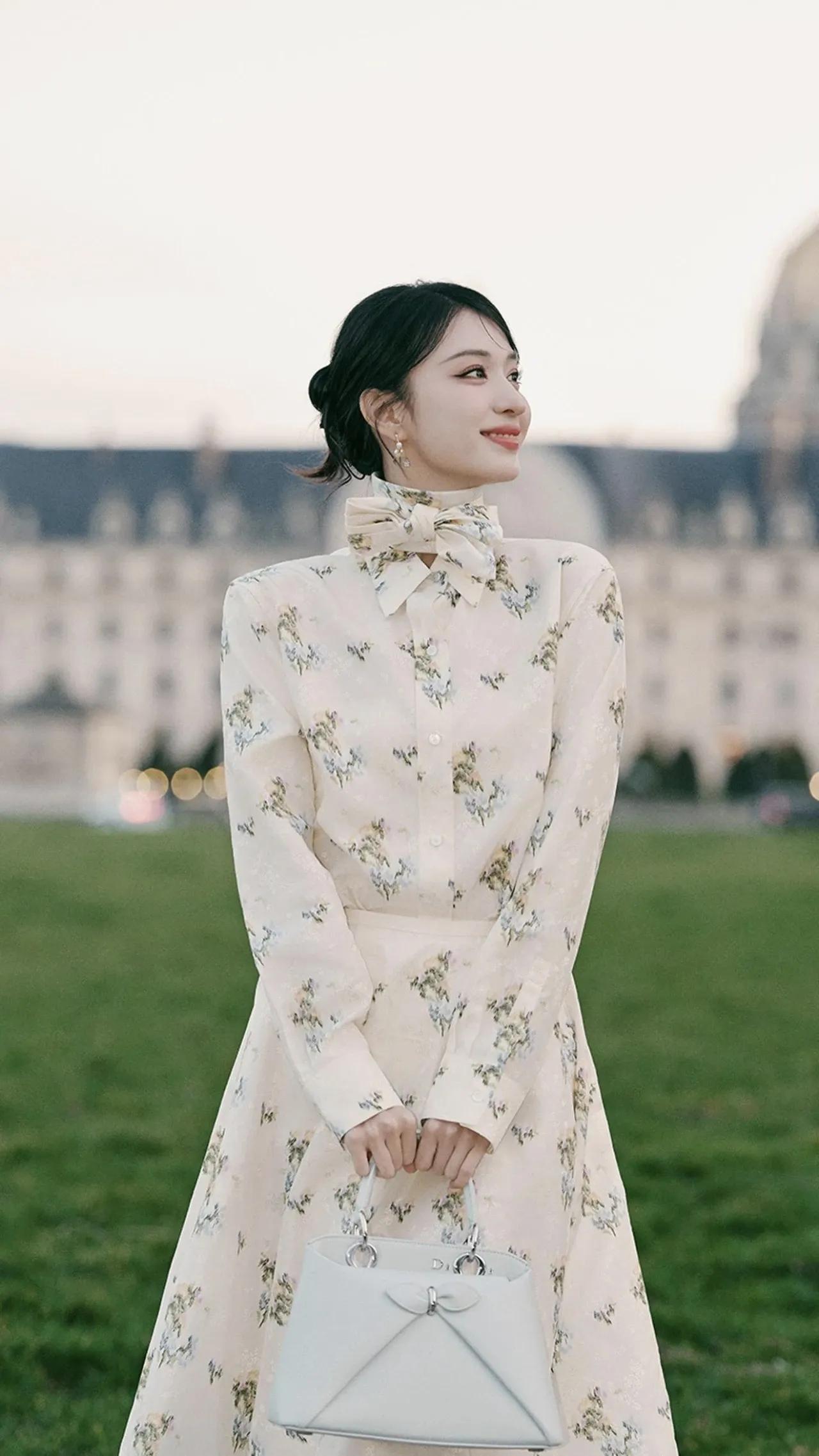 王楚然，春日巴黎，浪漫满格🌷米调碎花裙印着温柔诗意，领间蝴蝶结系住法式优雅