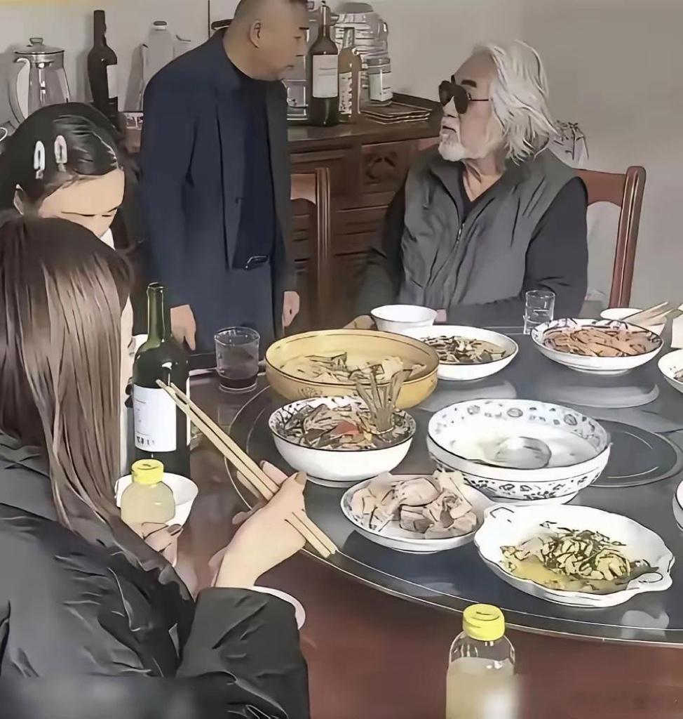 张纪中，让岳父站着，却嫌15块蛋糕贵。饭桌上，他戴着墨镜，稳坐C位。岳父在旁边，