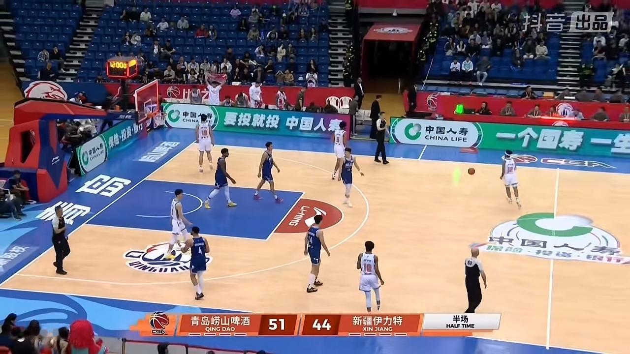 上半场比赛新疆飞虎男篮还是落后！刚刚结束的新疆飞虎男篮客场