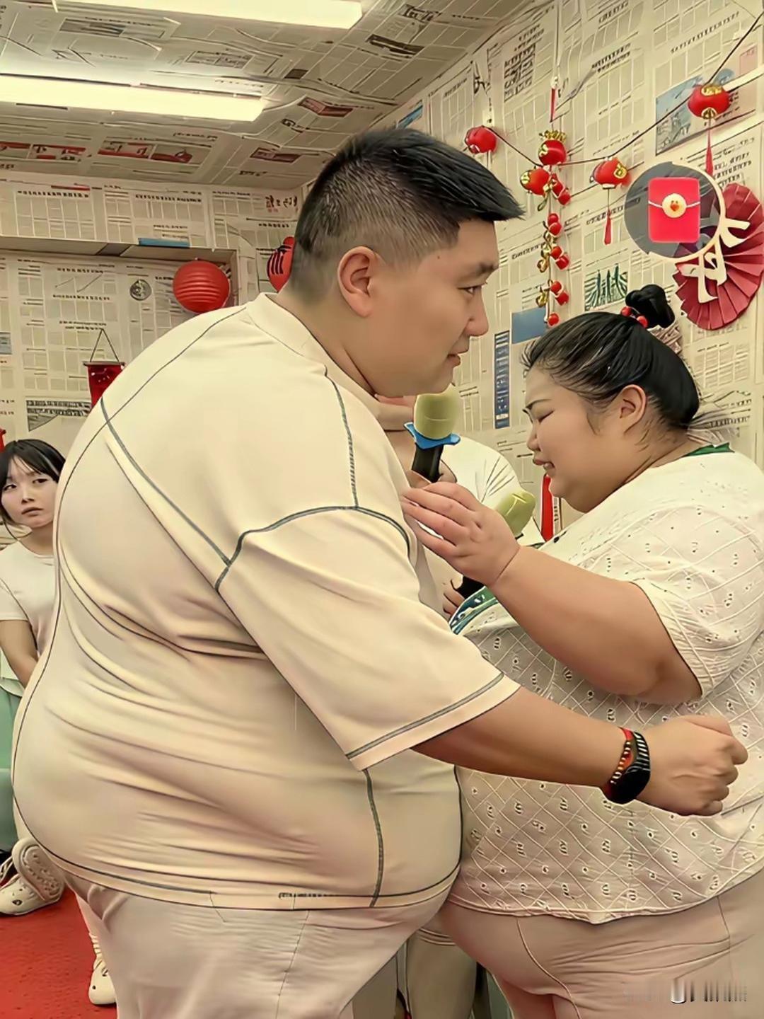 两人都该减肥了～～