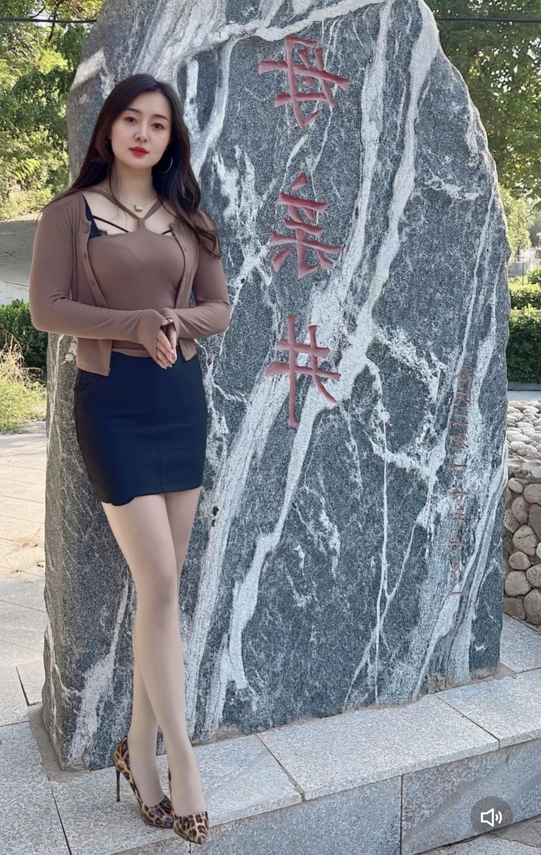 在繁华都市中，优雅的裙装与高跟鞋相得益彰，自信满满地走在时尚前沿。