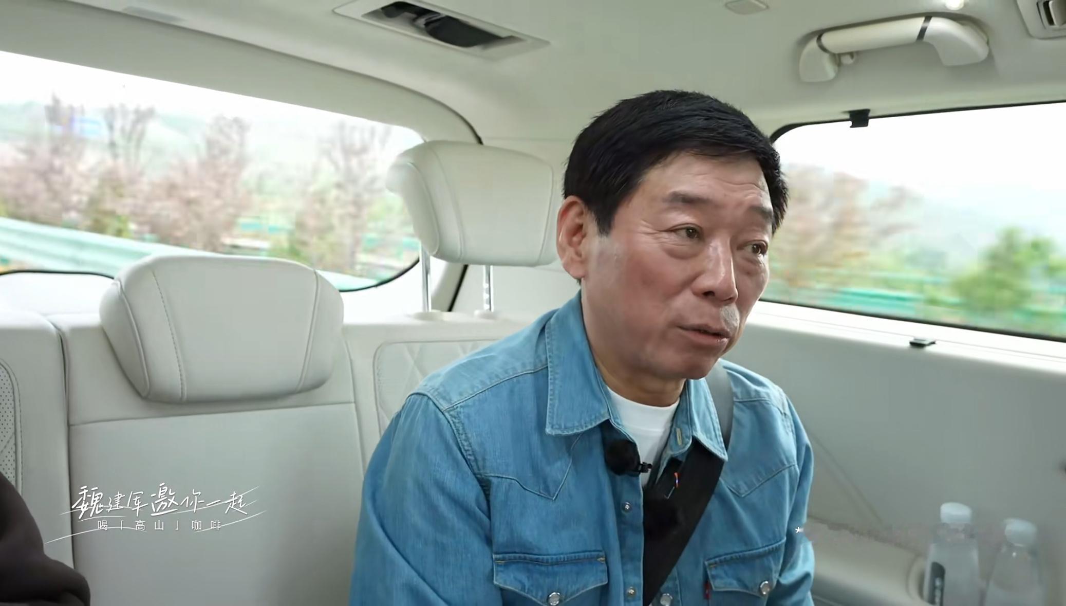 千亿大佬坐MPV第三排也会无聊玩手机这直播看得挺有意思的[笑着哭][笑cr