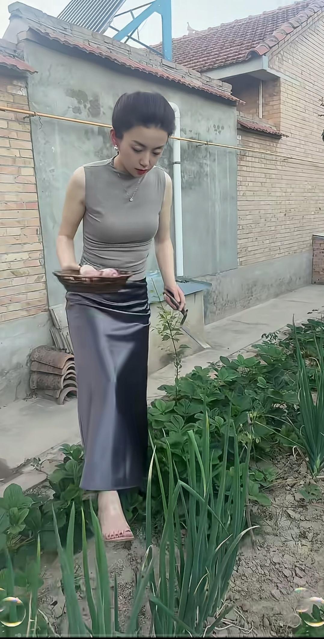 大表姐，穿的这样进菜园挖菜，好怕她把脚崴了。