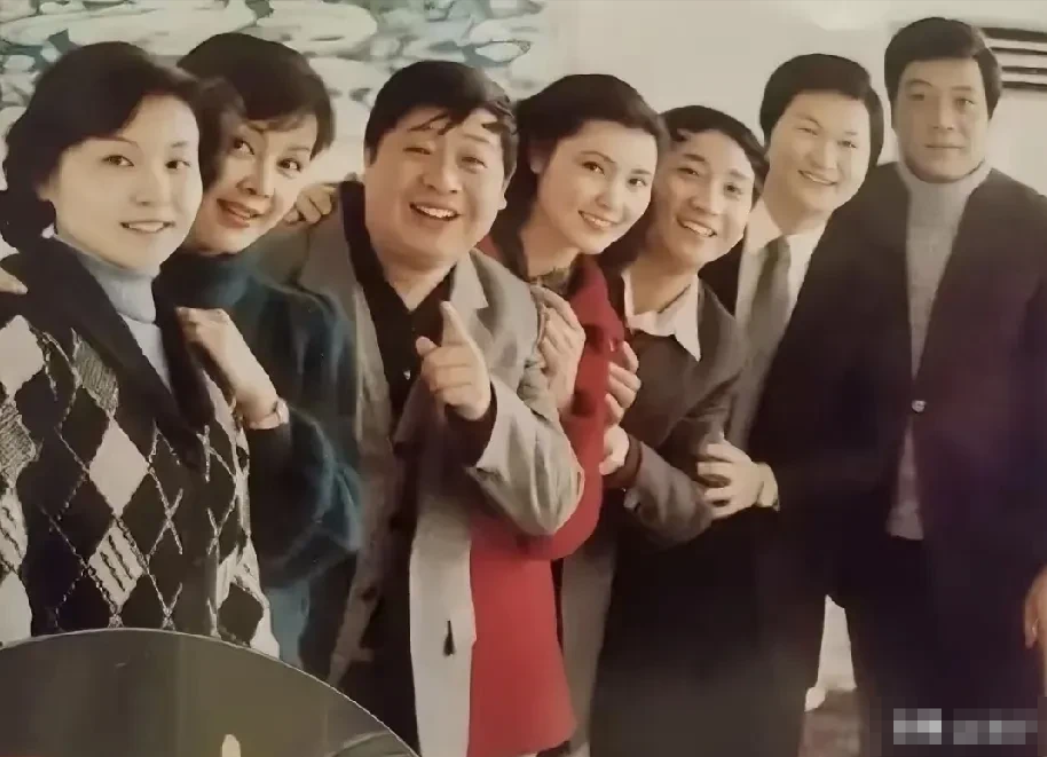 天呐，这是一张39年前央视主持人的合影！男士高挑帅气，年轻纯朴。女生天生丽质，模