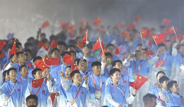 10月4日的名古屋亚运会闭幕式，中国代表团一亮相，全场都愣住了。跟金牌多少没关系