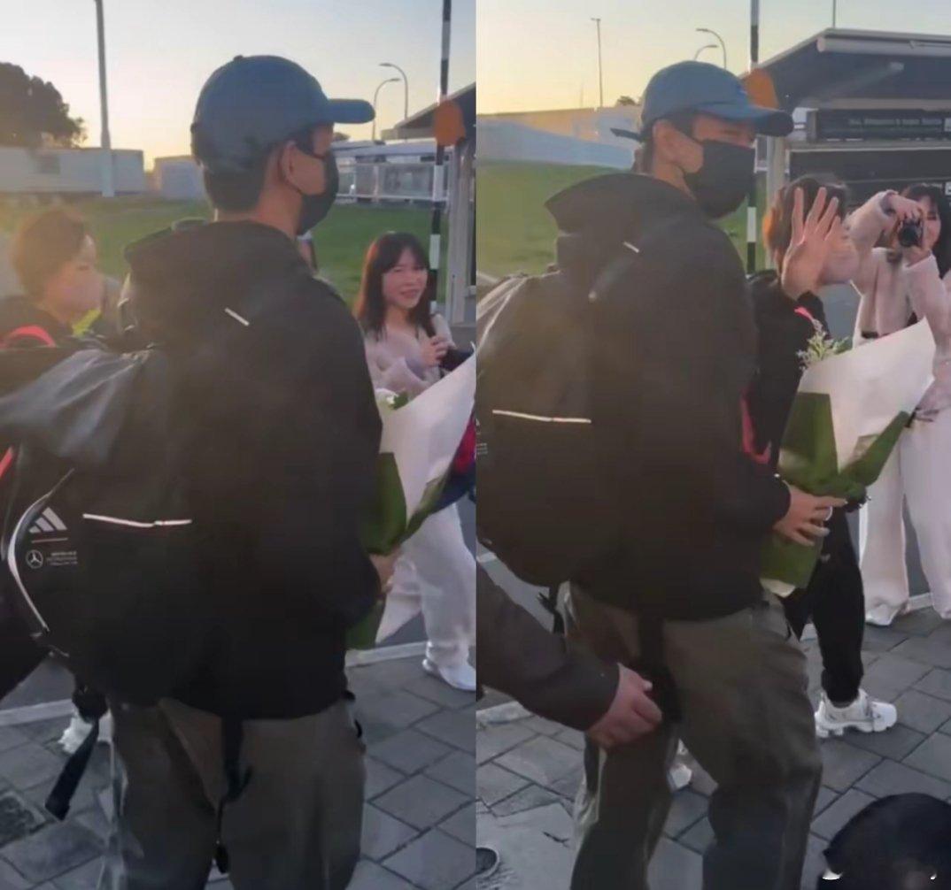 李现在新西兰被包围了，人气太高了吧。李现在新西兰接机，好多人围绕着他，人气真高。