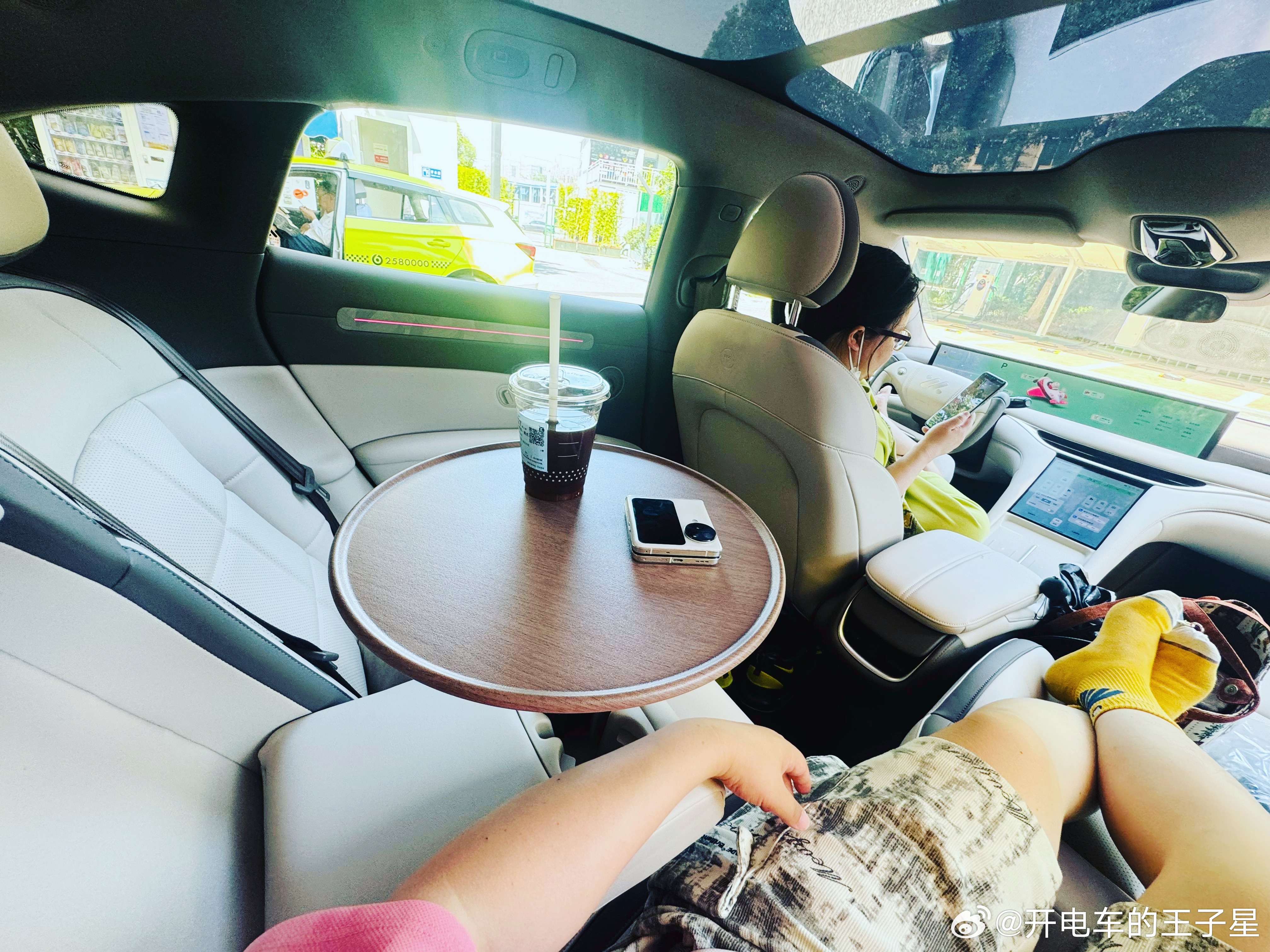 先不聊车规级纸巾盒智己L6的这个车规级小桌板已经被我玩出花来了38度额夏天，L