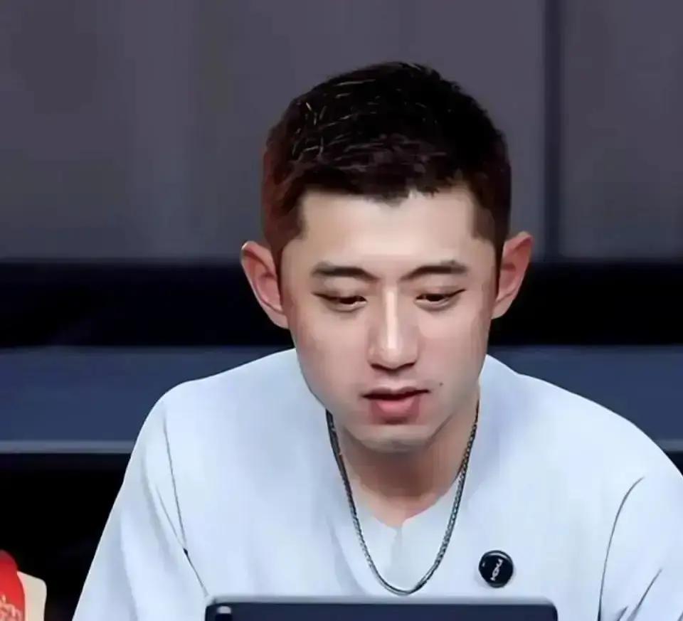 张本智和那凶得要死的反手，这次真成了坑他的软肋。他反手快撕得在自己熟悉的节