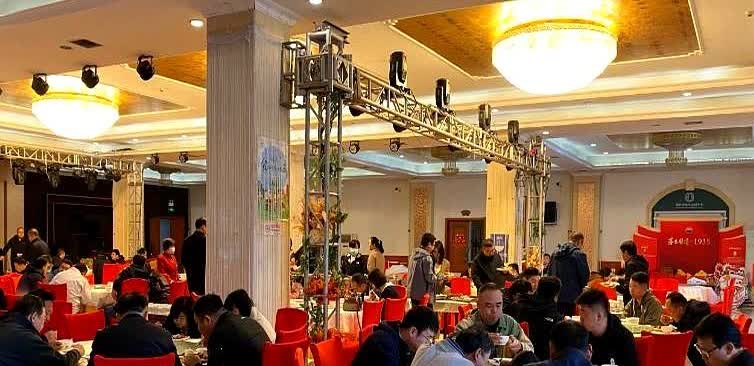 “真相让人心酸！”浙江海宁，一女子结婚请了自己的同事，满满当当地坐了3大桌。