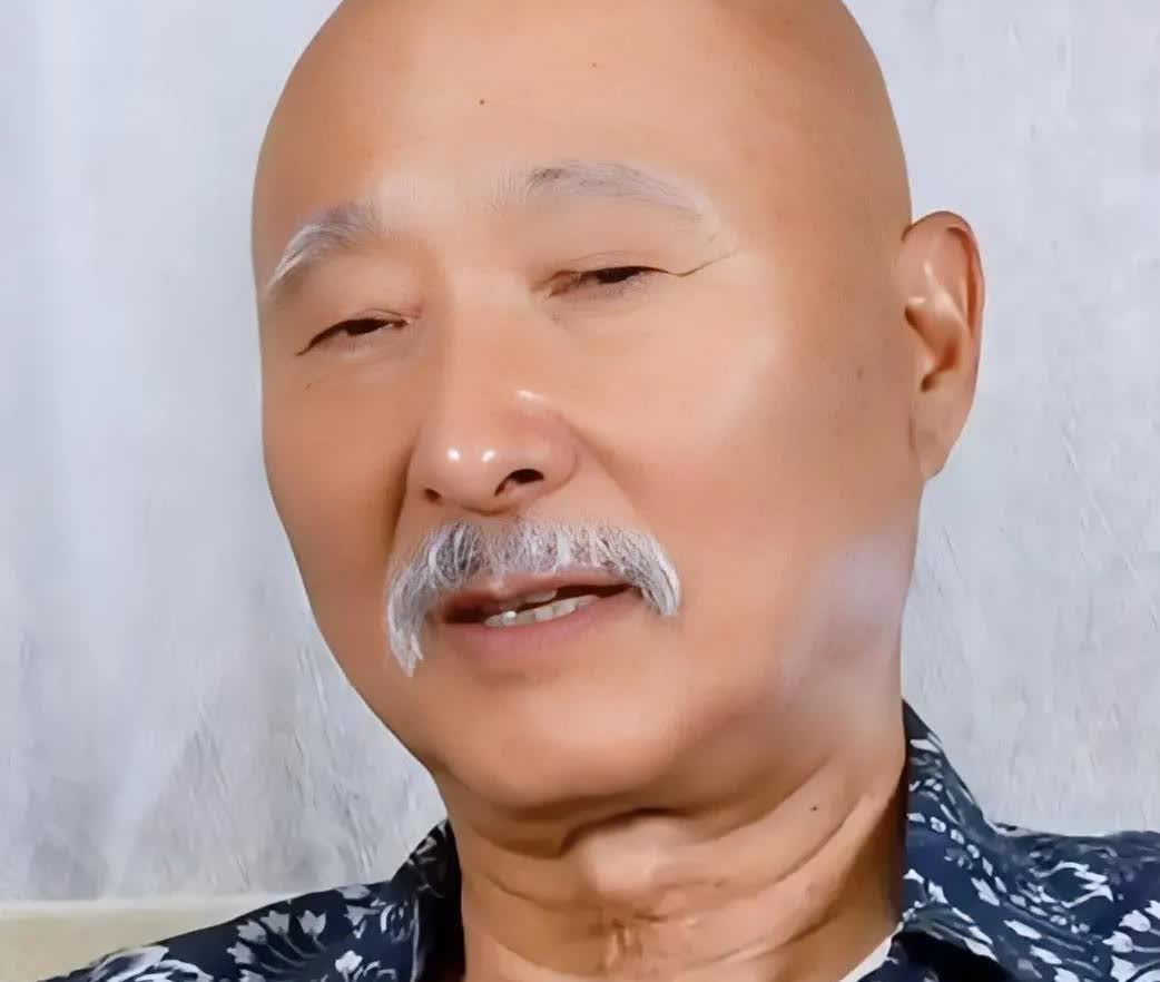 大家发现没有，陈佩斯这张照片看着是不是有点怪怪的？不是说他太老了，也